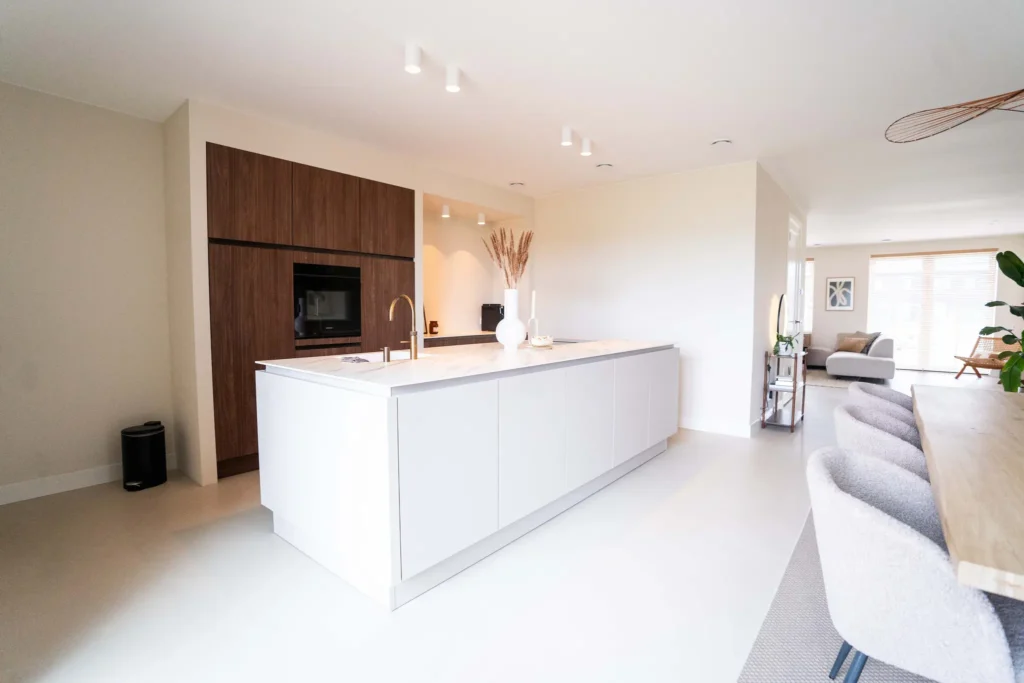 Strak afgewerkte nieuwbouwwoning met moderne vloer en keuken